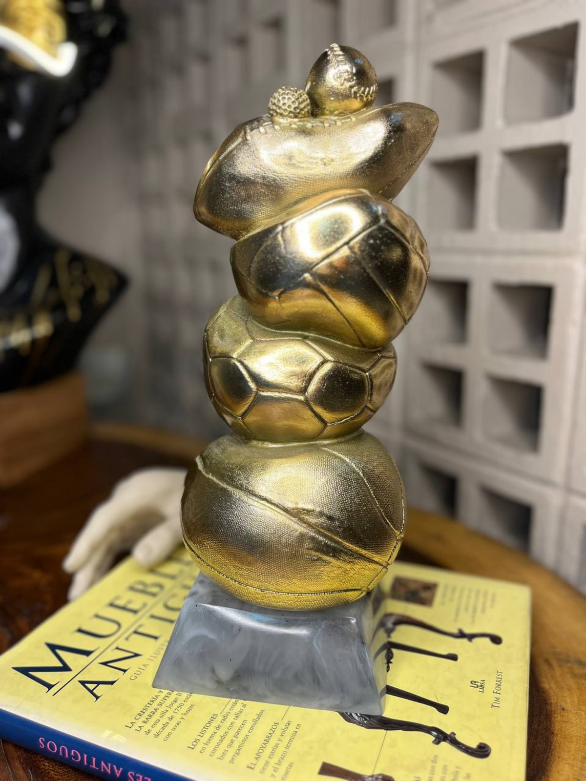Escultura De Balones En Resina Metalizada