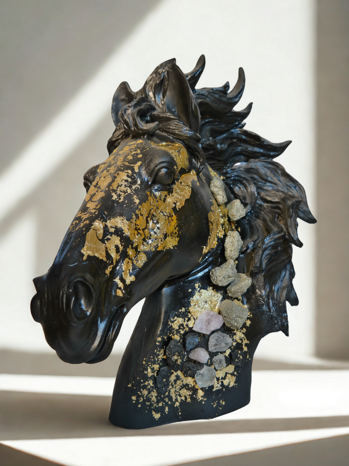 Escultura de Busto de Caballo con Cuarzos