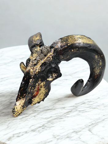 Escultura De Cimarrón Con Cuarzos