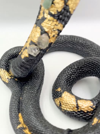 Escultura De Cobra Con Cuarzos Naturales