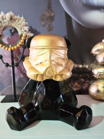 Escultura Gummy En Resina Con Casco Galáctico