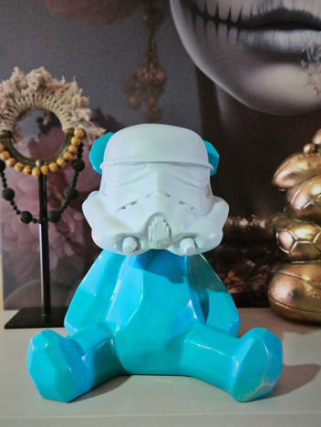 Escultura Gummy En Resina Con Casco Galáctico