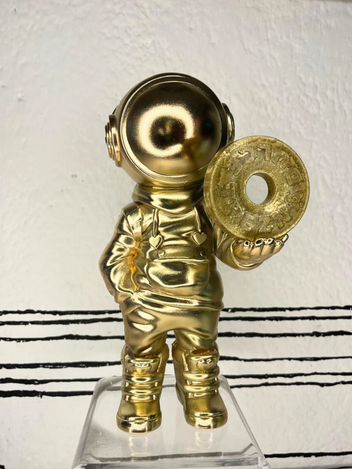Escultura De Astronauta Saturnina En Resina Tethys