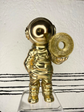 Escultura De Astronauta Saturnina En Resina Tethys