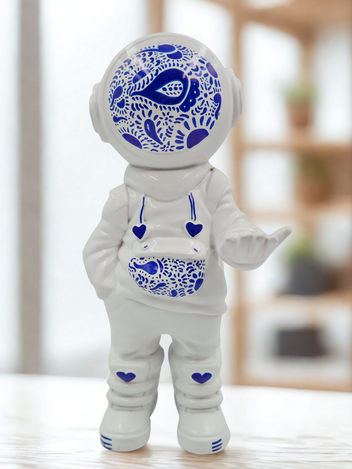 Escultura De Astronauta Saturnina En Resina Tethys