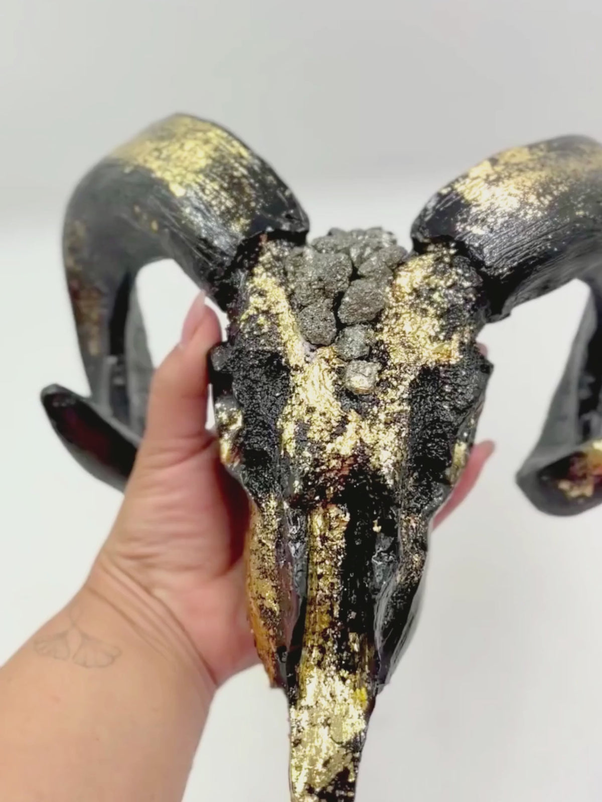 Escultura De Cimarrón Con Cuarzos