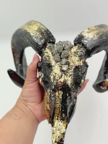Escultura De Cimarrón Con Cuarzos