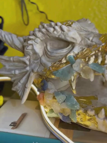 Escultura Cabeza Dragón En Resina Y Cuarzos Naturales